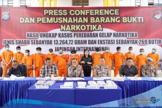 Polda Riau Musnahkan 13 Kg Sabu Serta 269 Pil Ektasi Milik 15 Orang Kurir Jaringan Internasional
